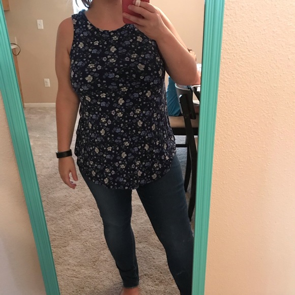 Old Navy blue flower top - Picture 3 of 3